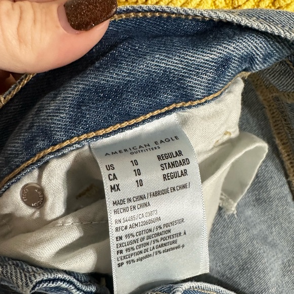 American Eagle - High-waisted Distressed Mom Jeans - Size 10 Regular - Picture 3 of 5